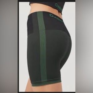 Outdoor Voices SeamlessSmooth 4.5" Short evergreen and black